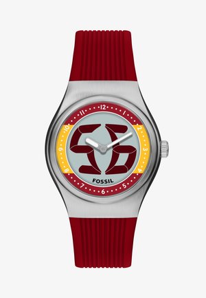 Zegarek Fossil na rękę ze stali nierdzewnej z czerwonym paskiem silikonowym, czerwonymi i żółtymi akcentami oraz stylizowaną cyfrą „56” na jasnoniebieskiej tarczy.