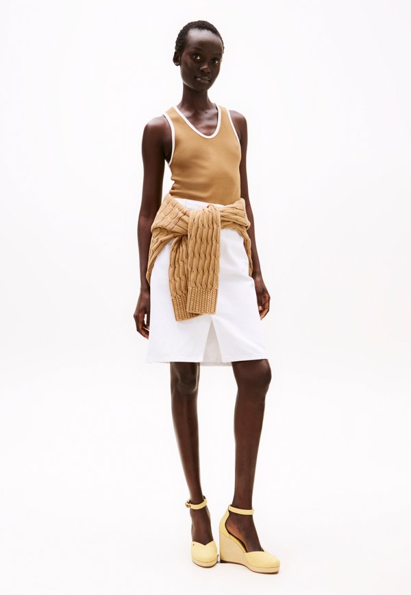 FLAG WEDGE CLOSED TOE - High heels - meringue