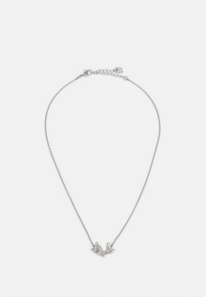 Delicate zilveren ketting met twee vogelvormige hangers versierd met kleine heldere kristallen.