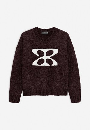 Maglione lavorato a maglia bordeaux con un design astratto bianco al centro, colletto e orlo a costine, e una texture morbida. Etichetta del marchio visibile.