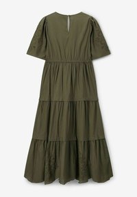 Robe maxi en vert olive, fabriquée en coton léger, avec des manches courtes, une taille cintrée, des couches en cascade et des accents brodés.