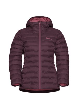Veste matelassée pourpre avec capuche, fermeture éclair et doublure intérieure plus légère. Coutures accentuées et logo sur la poitrine.