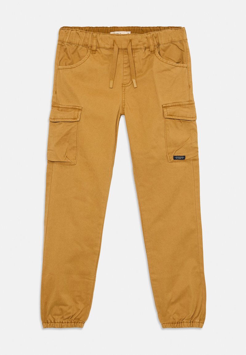 Hnědé cargo kalhoty s elastickými manžetami, stahovacími šňůrkami v pase, předními kapsami a bočními klopovými kapsami, rozložené na bílém pozadí.