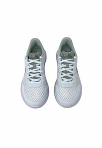 Scarpe sportive grigie chiare con tomaia in rete, dettagli testurizzati, punte rotonde e lacci piatti, dotate di una suola ammortizzata per il comfort.