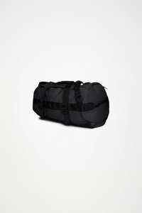 Sac de sport noir en matériau durable, doté de deux poignées supérieures et d'une bandoulière amovible, avec un design élégant et arrondi.