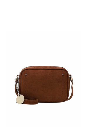 Bolso bandolera rectangular de ante marrón con detalle de cadena plateada y etiqueta de marca metálica redonda sobre fondo blanco.