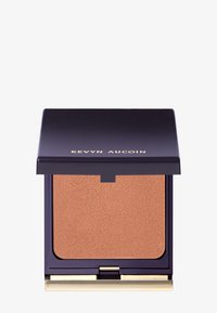 Geperst poeder bronzer in een vierkante paarse compact met een gouden accent. Gladde, matte afwerking in een warme, lichtbruine tint.
