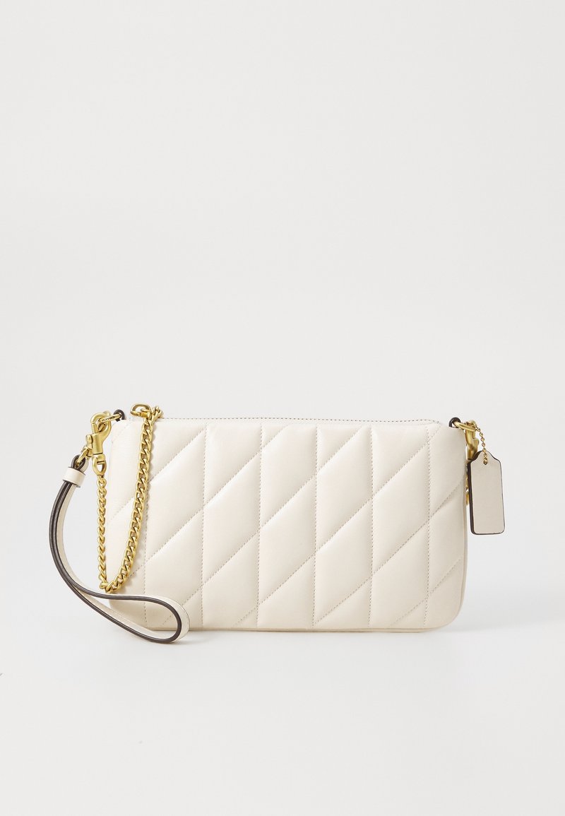 Obdélníková krémová kožená kabelka na zápěstí s diagonálním prošíváním, zlatým řetízkem a malou odpovídající koženou štítkou na bílém pozadí.