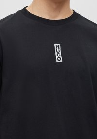 HUGO Camiseta básica - black