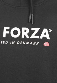 Svart sweatshirt med stor vit text "FORZA" och "MADE IN DENMARK" under. Inkluderar en liten röd och vit dansk flaggdesign.