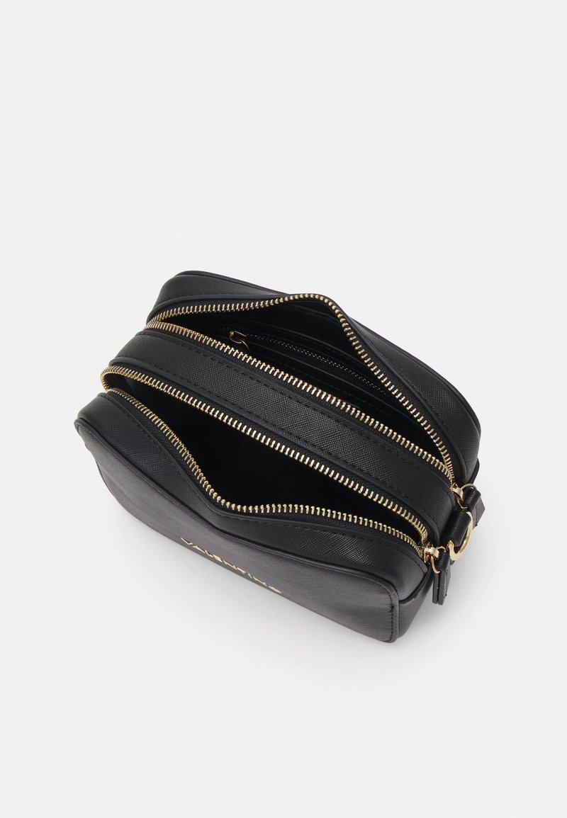 Borsa a tracolla nera in pelle con due cerniere, hardware dorato, una texture liscia e una forma rettangolare compatta. Interno foderato.