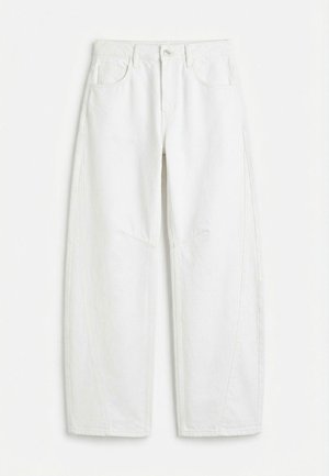 Jean blanc à jambes droites avec poches avant, passants pour ceinture, fermeture par bouton et détails de coutures visibles.