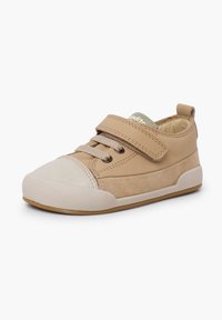 Sneaker beige con una toma in pelle texturizzata e camoscio. Presenta un coprisedile in gomma, lacci elastici e una fascia in Velcro per una facile chiusura.