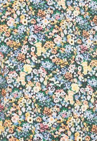 Blumenstoff mit einem dichten, mehrfarbigen Muster, das gelbe, rosa, blaue und weiße Blumen auf einem dunkelgrünen Hintergrund zeigt.