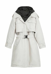 Manteau multi-couches gris clair avec un design court, de grandes poches avant, une taille ceinturée et une capuche noire amovible.