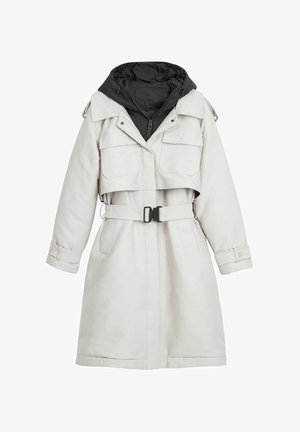 Vaaleanharmaa monikerroksinen takki, jossa on lyhyt muotoilu, suuret etutaskut, vyötärölle solmittava vyö ja irrotettava musta huppu.