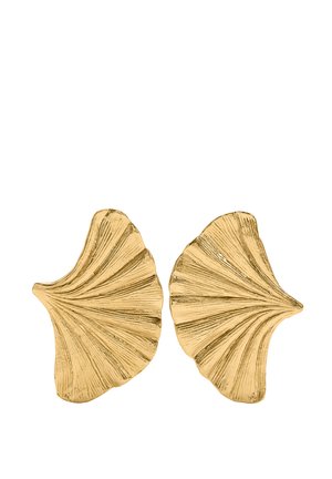Para kolczyków z metalu w złotym odcieniu, w kształcie teksturowanych wachlarzowatych liści z żeberkowanymi detalami.