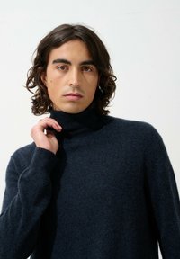 Authentic Cashmere BANGE - Stickad tröja - caviar