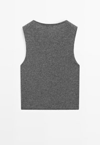 Top grigio senza maniche realizzato in un tessuto morbido, con scollatura rotonda e un design pulito e semplice, con schiena piatta e senza cuciture visibili.