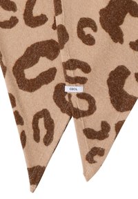 Beige tørklæde med et brunt leopardmønster. Lavet af blødt materiale, har et mærke med teksten "CECIL" nær kanten.