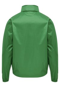 Grön vattentät jacka med spännsfäste i kragen, långärmad, elastiska muddar och en slät, glänsande yta. Enfärgad design utan mönster.