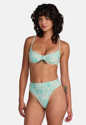 Zestaw bikini w kolorze morskim z wzorem liści; góra ma detal w postaci kokardki i regulowane ramiączka, dół cechuje się wysokim stanem i bezszwowym wykonaniem.