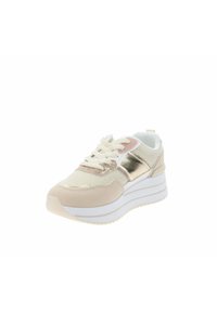 Las zapatillas de malla beige presentan acentos metálicos dorados, superposiciones texturizadas en crema y una suela blanca gruesa con un ligero diseño de plataforma.