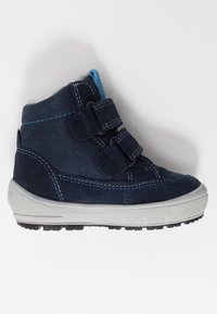 Zapatos altos de serraje azul marino con dos correas de velcro, costuras azules contrastantes y una suela de goma gris con agarre texturizado.