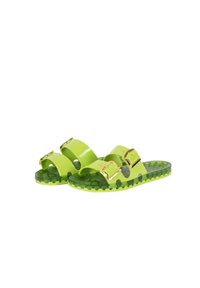 Sandali verdi con due fasce larghe, fibbie dorate e una soletta testurizzata. La suola presenta un colore verde scuro a contrasto e un motivo di battistrada.