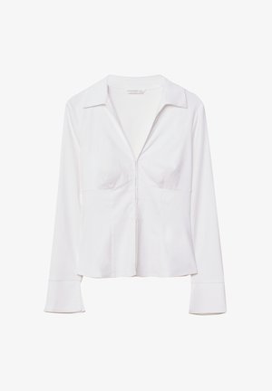 Witte blouse met lange mouwen en een brede kraag, een getailleerde taille en subtiele naaddetails, weergegeven tegen een effen witte achtergrond.