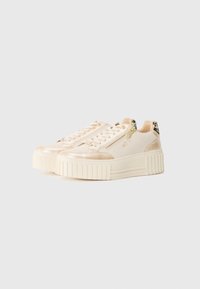 Sneakers platform color beige chiaro con finitura lucida, suola texture e zip laterale. Presentano sottili accenti in stampa leopardata.