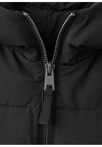 Chaqueta acolchada negra con cuello alto, destacando un cierre metálico plateado, tejido texturizado y detalles de costura visibles en la superficie.