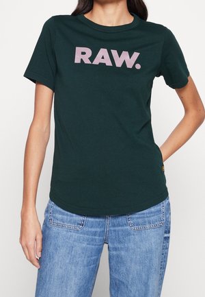 Ciemnozielona bawełniana koszulka z krótkimi rękawami, z dużym jasnoróżowym nadrukiem "RAW." na przodzie. Okrągły dekolt i luźny krój.