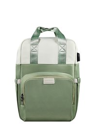 Mochila con parte superior color crema y fondo verde, hecha de un tejido duradero. Cuenta con asas dobles, un bolsillo frontal con cremallera y acentos de textura diagonal.