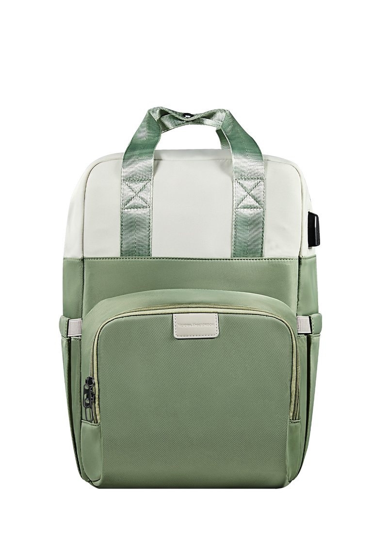 Mochila con parte superior color crema y fondo verde, hecha de un tejido duradero. Cuenta con asas dobles, un bolsillo frontal con cremallera y acentos de textura diagonal.