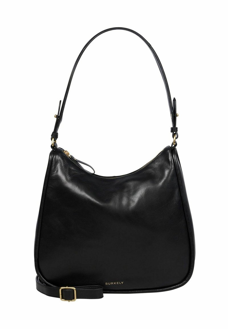 Borsa a tracolla in pelle nera con forma curvata, zip dorata e tracolla regolabile. Presenta un logo discreto sul davanti e una texture liscia.