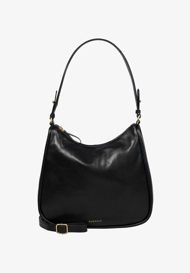 Borsa a tracolla in pelle nera con forma curvata, zip dorata e tracolla regolabile. Presenta un logo discreto sul davanti e una texture liscia.