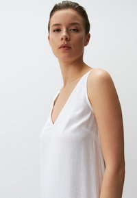 Jimmy Key V NECK SLEEVELESS MIDI - Freizeitkleid - white