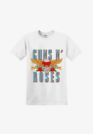 Bílý bavlněný tričko s grafickým designem, který zobrazuje lebku, křídla, červené růže a text "GUNS N' ROSES" v modré a červené barvě.