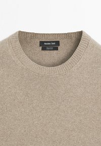 Beige knitted cotton sweater with crew neck and ribbed collar, labeled Massimo Dutti, made in China.
