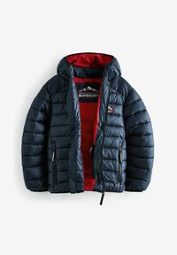Chaqueta de puffer azul marino con un interior rojo, que incluye capucha, bolsillos con cremallera y el logo "SUPERDRY" en el pecho. Textura acolchada con acabado suave.