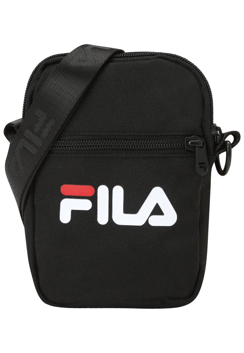 Svart tyg crossbody-väska med dragkedjestängning, med en framträdande vit Fila-logotyp, justerbar rem och texturerad yta.