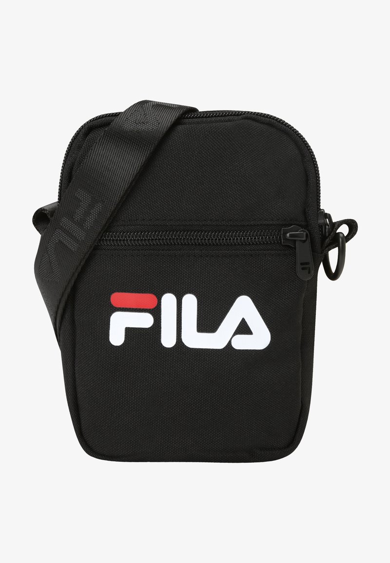 Bolso bandolera de tela negra con cierre de cremallera, con el prominente logo blanco de Fila, correa ajustable y superficie texturizada.