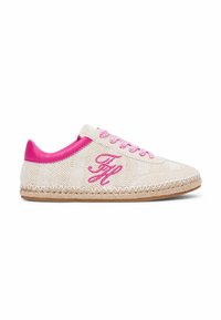 Baskets basses beiges avec lacets roses, logo brodé rose sur le côté, patch talon rose et bordure de semelle en jute tressée.