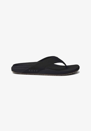Μαύρη σαγιονάρα με υφασμάτινες straps, υφασμάτινες straps και καμπυλωτό πάτο. Διαθέτει λογότυπο της μάρκας στο πλάι.