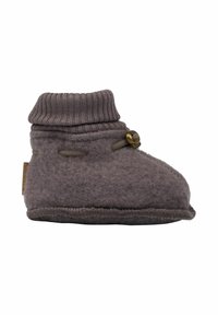 Sabot gri din material moale, cu o margine tricotată, având un buton decorativ și detalii delicate de cusătură. Textură moale și design cu vârf rotund.