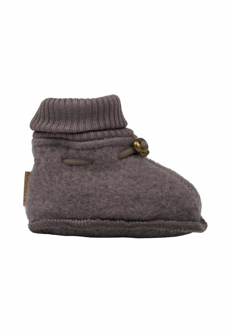 Sabot gri din material moale, cu o margine tricotată, având un buton decorativ și detalii delicate de cusătură. Textură moale și design cu vârf rotund.