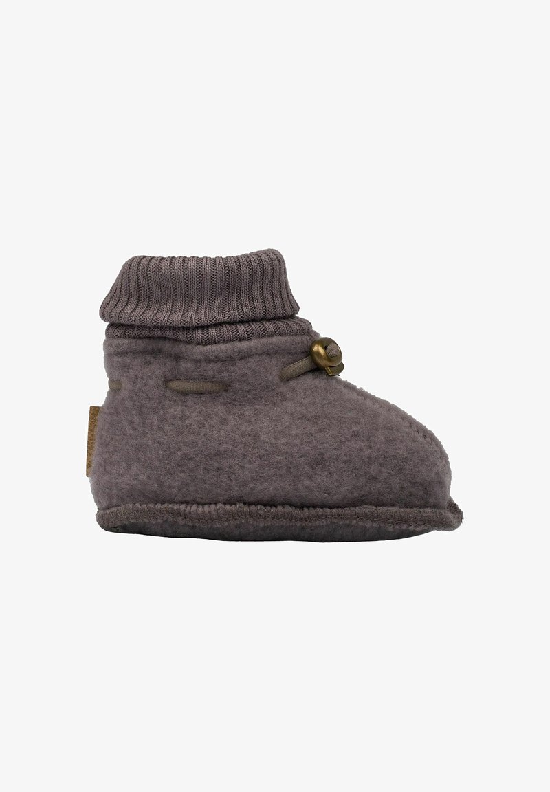 Sabot gri din material moale, cu o margine tricotată, având un buton decorativ și detalii delicate de cusătură. Textură moale și design cu vârf rotund.