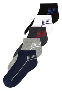 Ensemble de cinq paires de chaussettes de cheville en noir, blanc, gris, gris foncé et bleu marine avec des rayures contrastantes et des logos sur les côtés extérieurs.