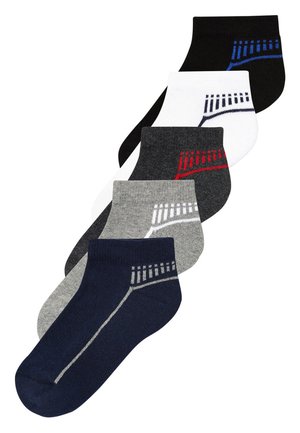 Ensemble de cinq paires de chaussettes de cheville en noir, blanc, gris, gris foncé et bleu marine avec des rayures contrastantes et des logos sur les côtés extérieurs.